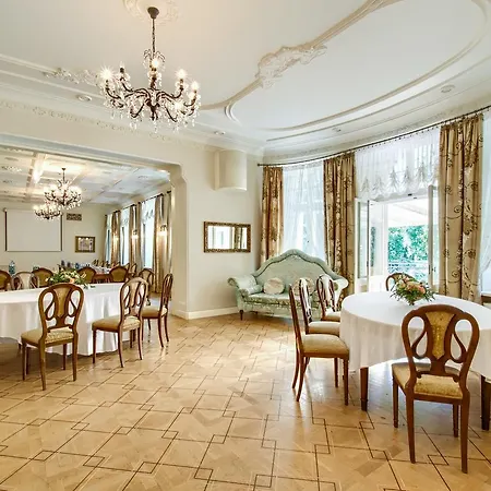 מלון דירות Palac Zdunowo 4*